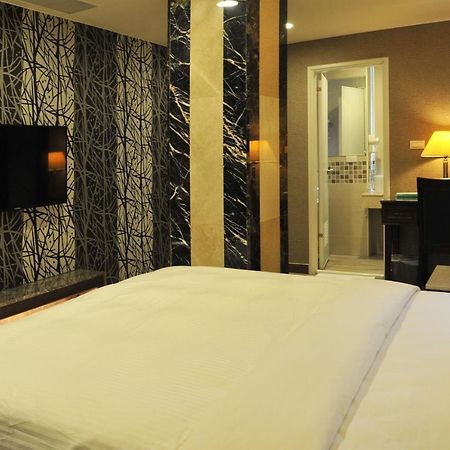 טאינאן Maple Hotel מראה חיצוני תמונה