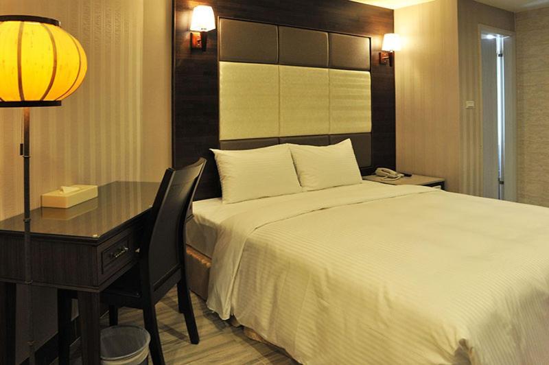טאינאן Maple Hotel מראה חיצוני תמונה