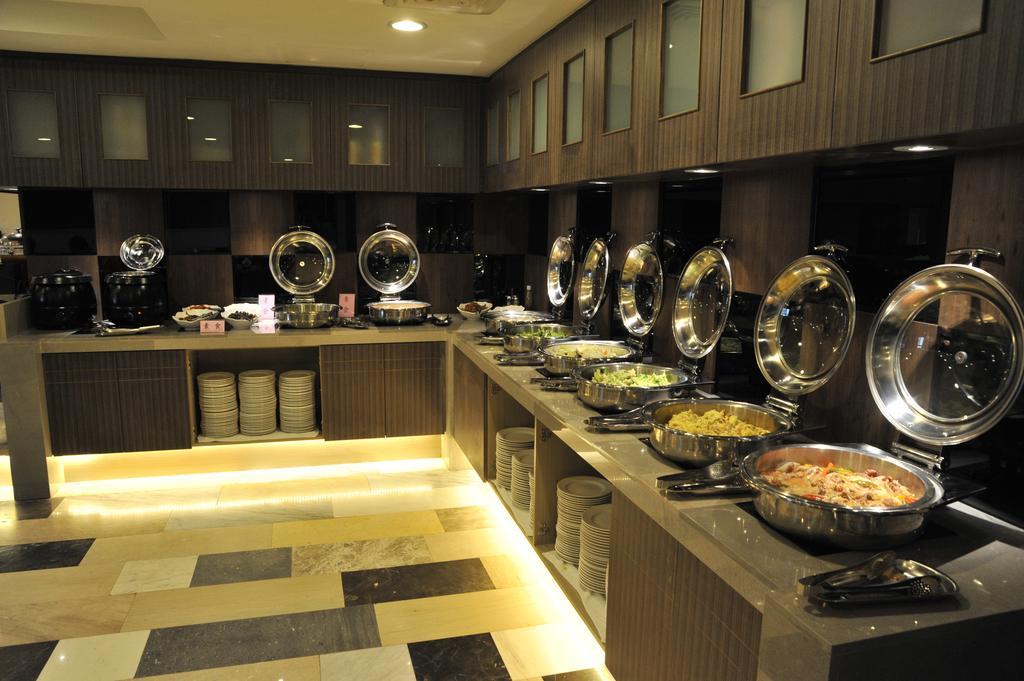 טאינאן Maple Hotel מראה חיצוני תמונה