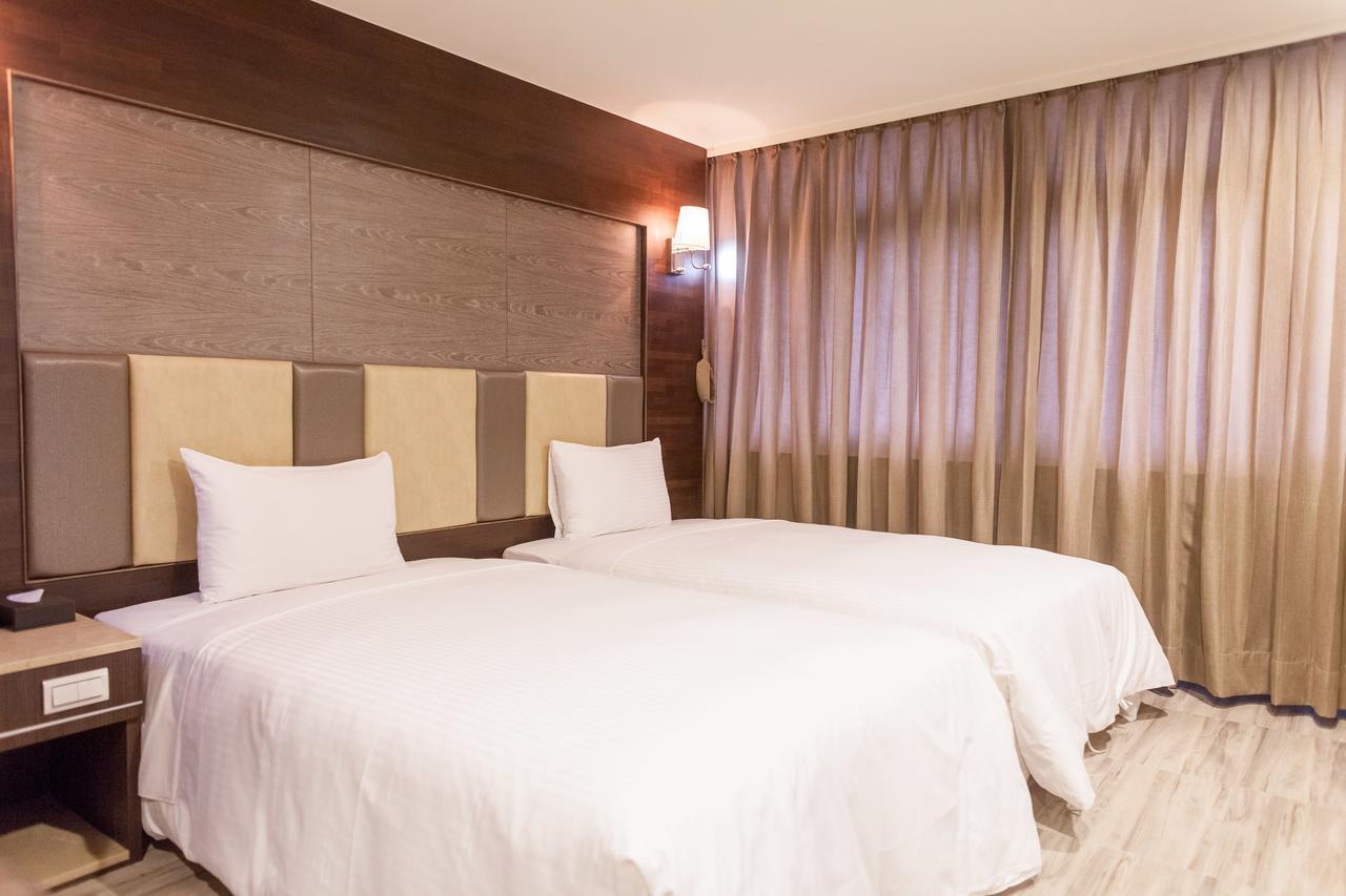 טאינאן Maple Hotel מראה חיצוני תמונה