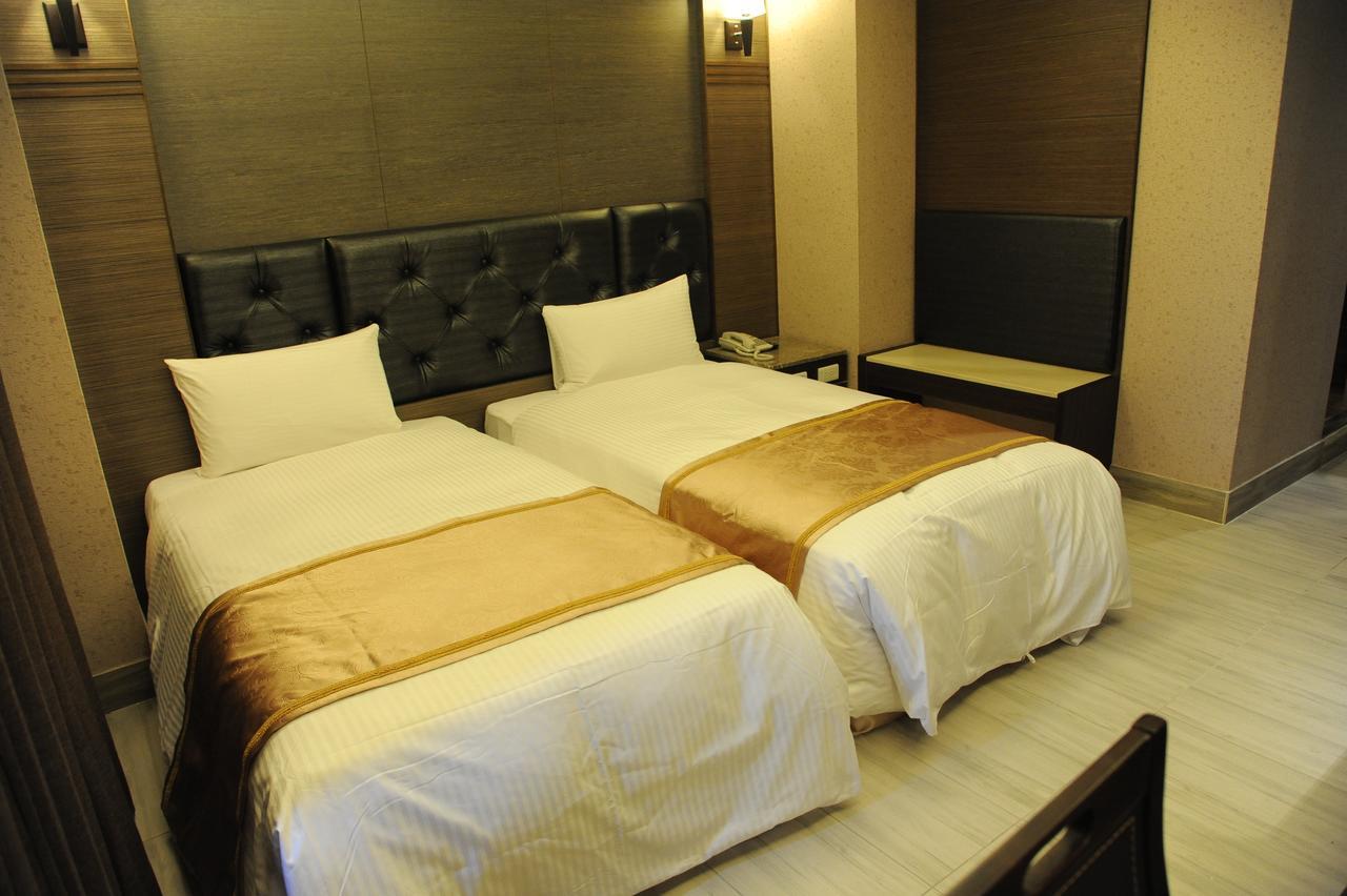 טאינאן Maple Hotel מראה חיצוני תמונה