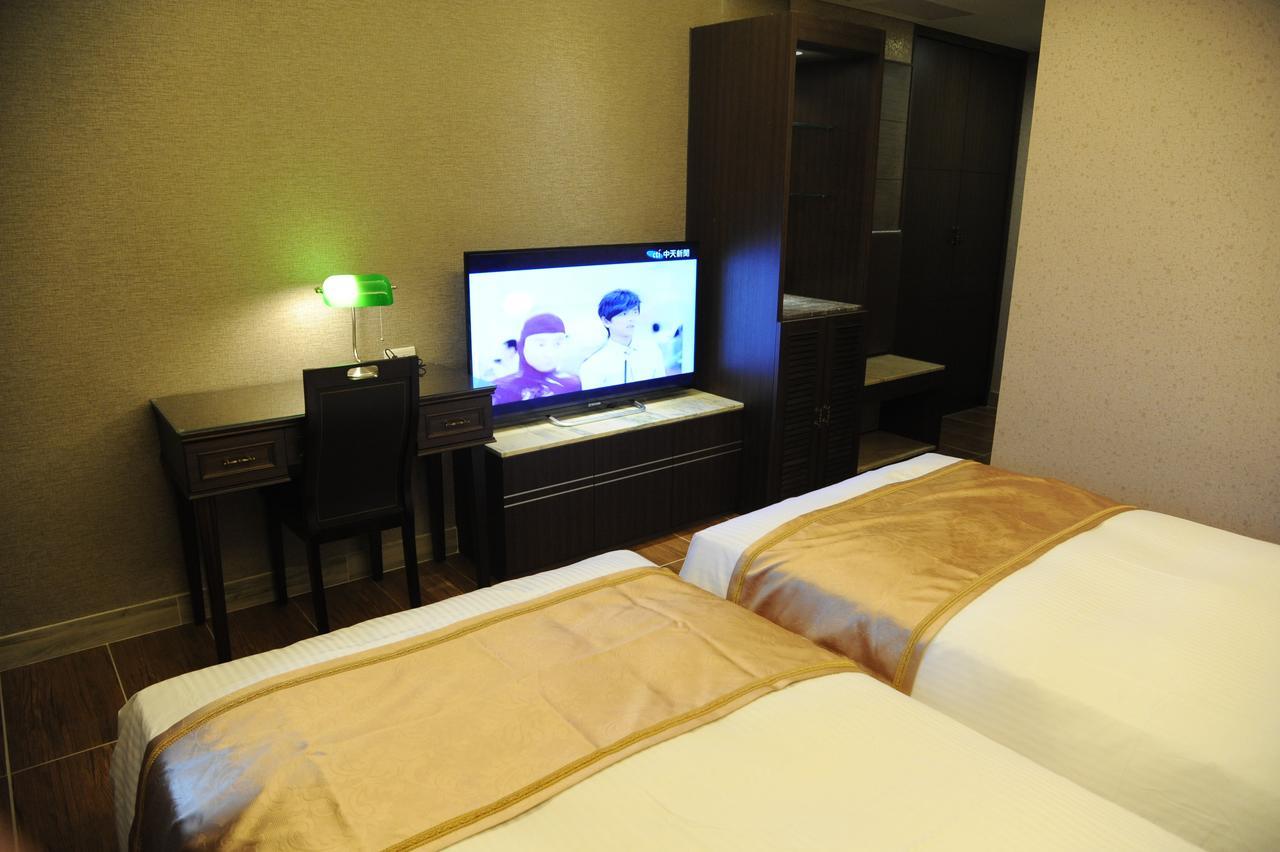 טאינאן Maple Hotel מראה חיצוני תמונה