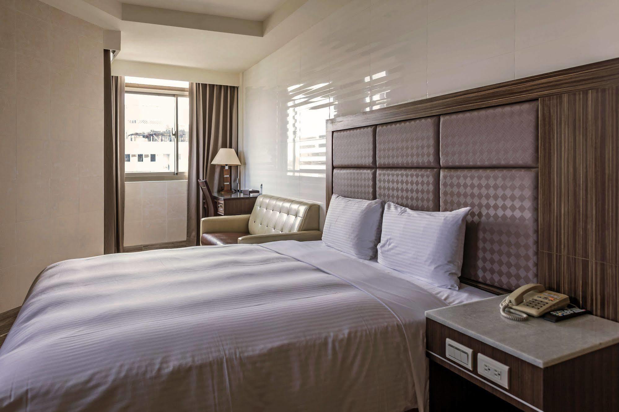 טאינאן Maple Hotel מראה חיצוני תמונה
