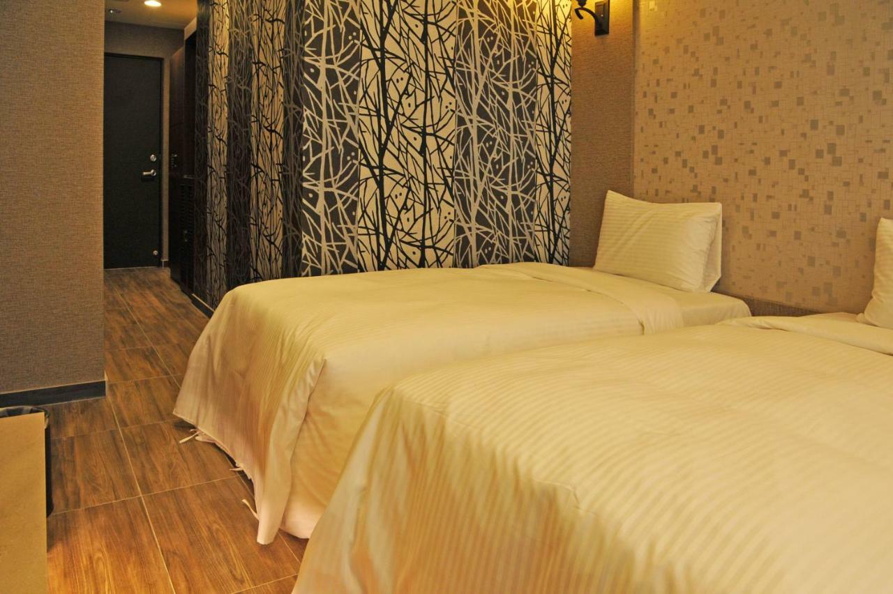 טאינאן Maple Hotel מראה חיצוני תמונה
